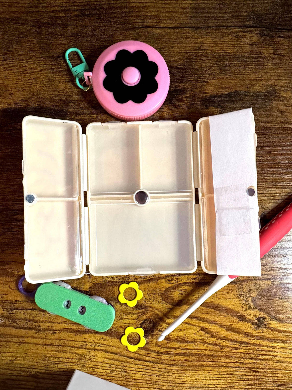 Knitting Crochet Notions Organizer: Magnetic Closure Box: White / Plants & Floral